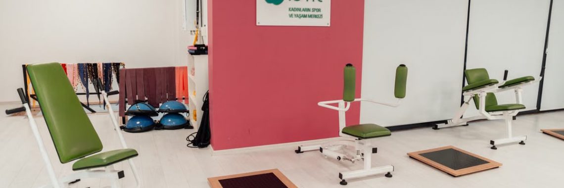 Explore a modern fitness studio in Yalova, Türkiye, featuring sleek exercise equipment.
